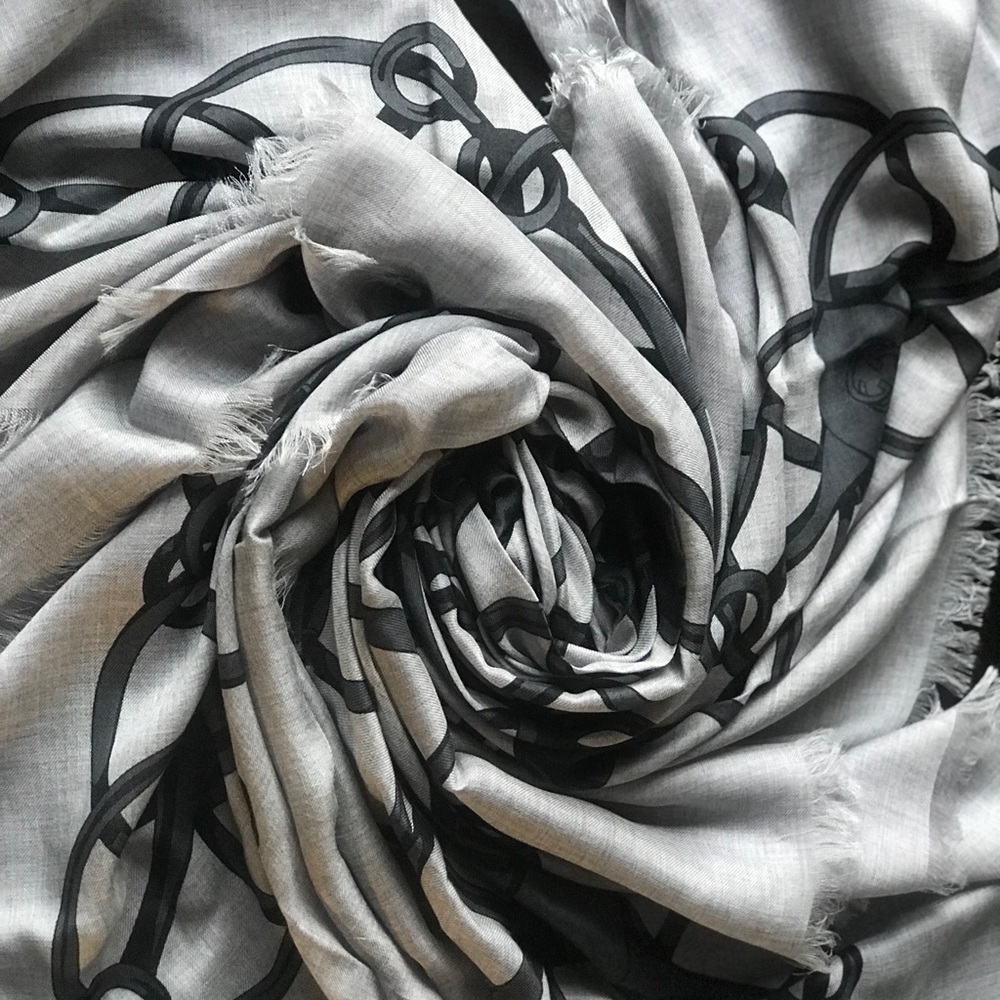 GUCCI modal Scarf/wrap - Picture 2 of 12